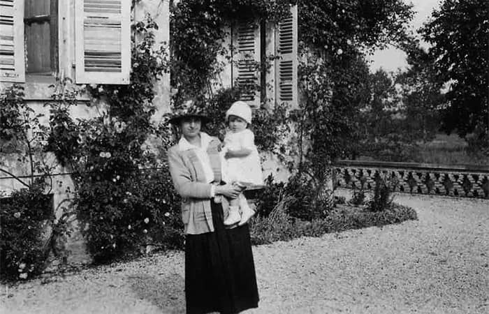 Madame Jean Hoppenot et Catherine en 1924
